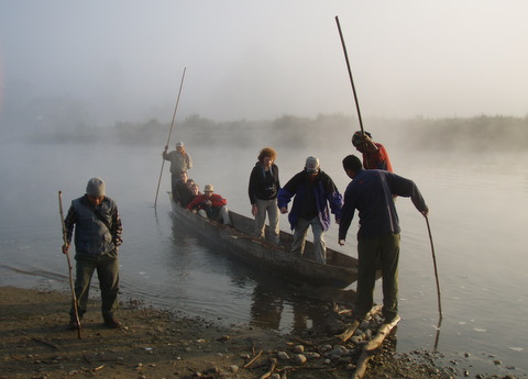 Fahrt mit dem Einbaum am Rapti River (c) Peter Belina